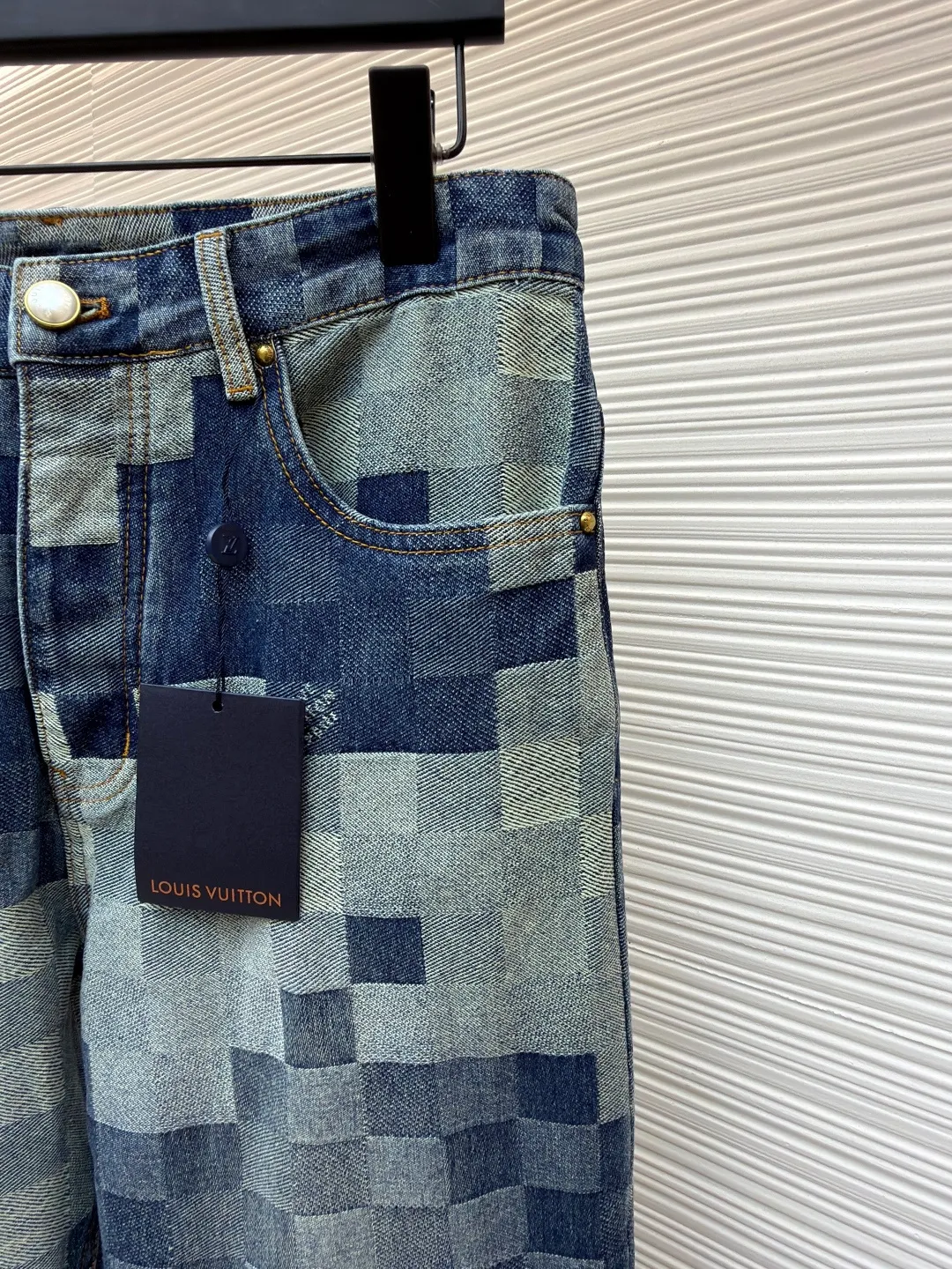 LOUIS VUITTON checkerboard mosaic denim trousers ●Authentic product: 15,000 purchased and developed ●Item number: 1680885-B40 ●Fabric: denim fabric ●Technology: Jacquard technology ●Version: Fitted version ●Size: 30-32-34-36 ●Weight: about 1250g ●Description: Gradient mosaic plaid fabric is developed as it is and the letter jacquard on the denim is restored The minimum order quantity for the pearl hardware laser engraving logo is 6w. The cost of a single pearl button is RMB. The details are processed perfectly. After the garment is ready, the enzyme soaking and washing process is used to make the denim slightly yellowed to show the traces of time. Finally, the buttons are hand-buttoned. Machine equipment cannot be used for buttoning because the button material is pearls. The scrap rate of machine buttoning is 40%. The 13 pearl buttons on the whole body are all hand-buttoned. Unreplicable works of art pay tribute to Fei Dong. The overall wiring is straight and delicate, the fabric is comfortable and soft, and the color is consistent without color difference. It can be matched with the same style to create a fashionable look and control various occasions. Customized accessories, complete with three standards, same style for men and women!